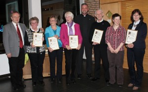Mausklick zeigt vergrößertes Bild Die Jubilare (von links): Anneliese Diekhues, Renate Welle, Leni Schnellhardt, Werner Topp und Marlies Blenkers sowie Kerstin Riegelmeyer (2.v.r.), Pastor Weßel (4.v.r.) und Herbert Kamp (links)
